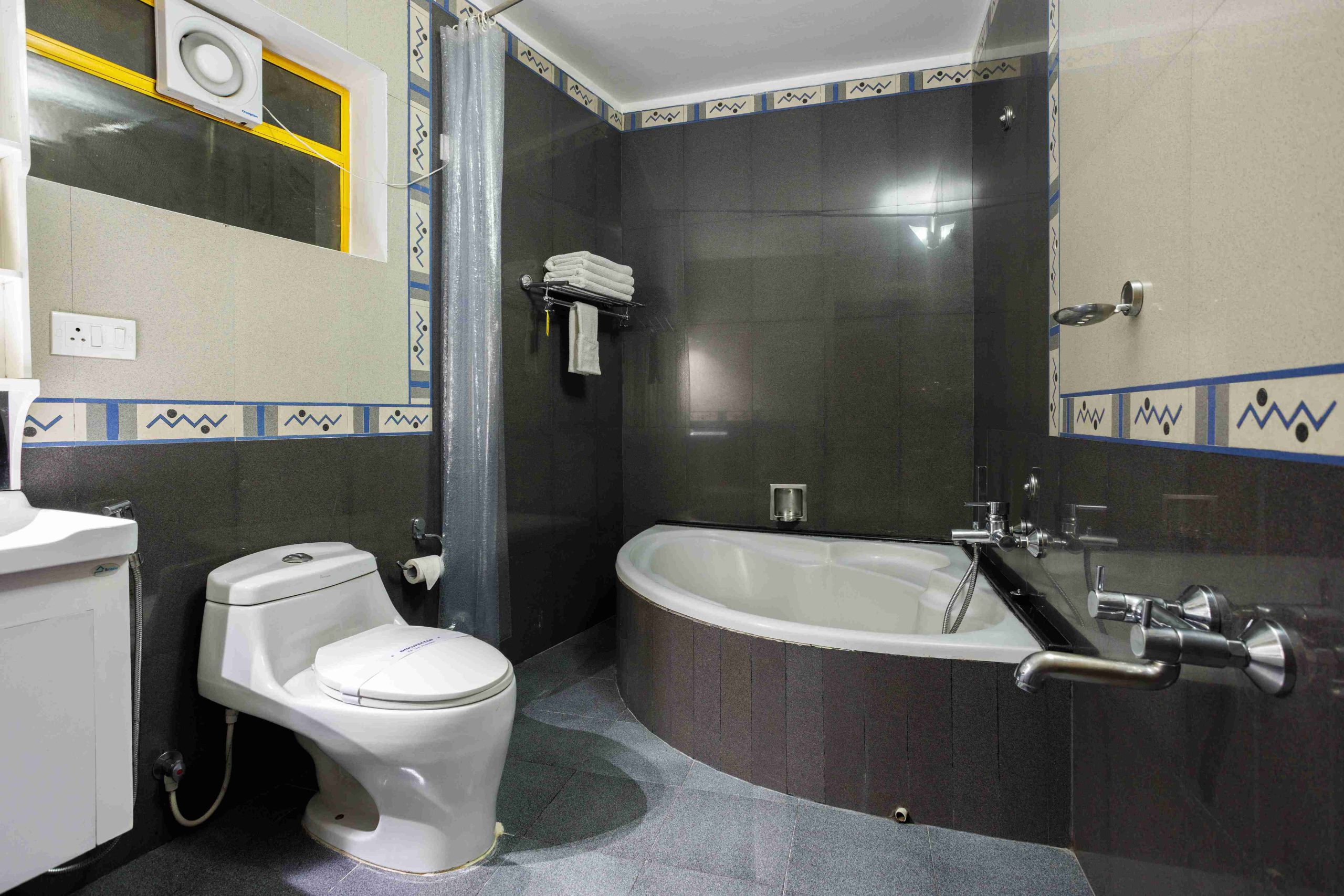 Meadows Honeymoon Suite luxury with Bath Tub