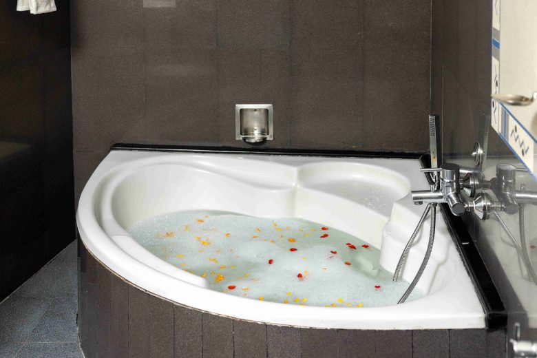 Meadows Honeymoon Suite luxury with Bath Tub