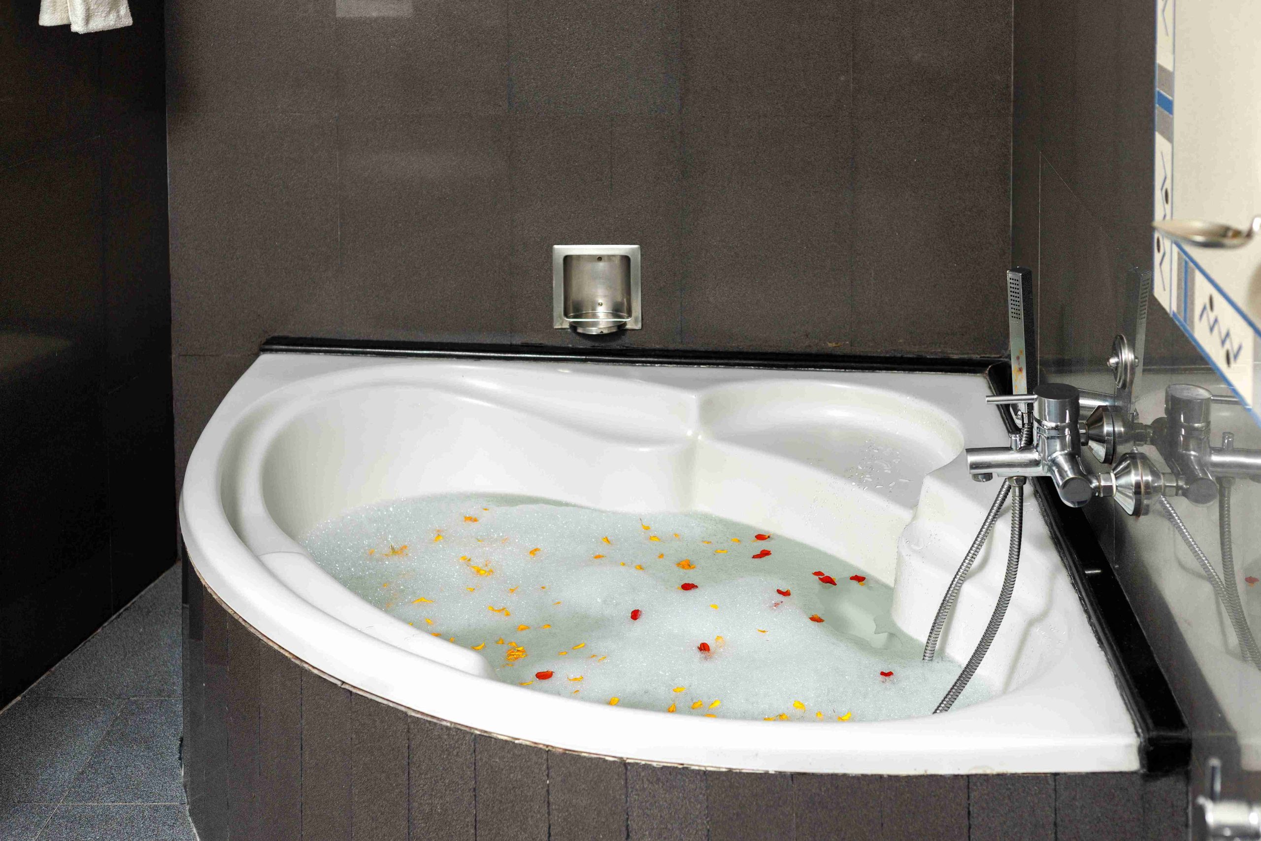 Meadows Honeymoon Suite luxury with Bath Tub